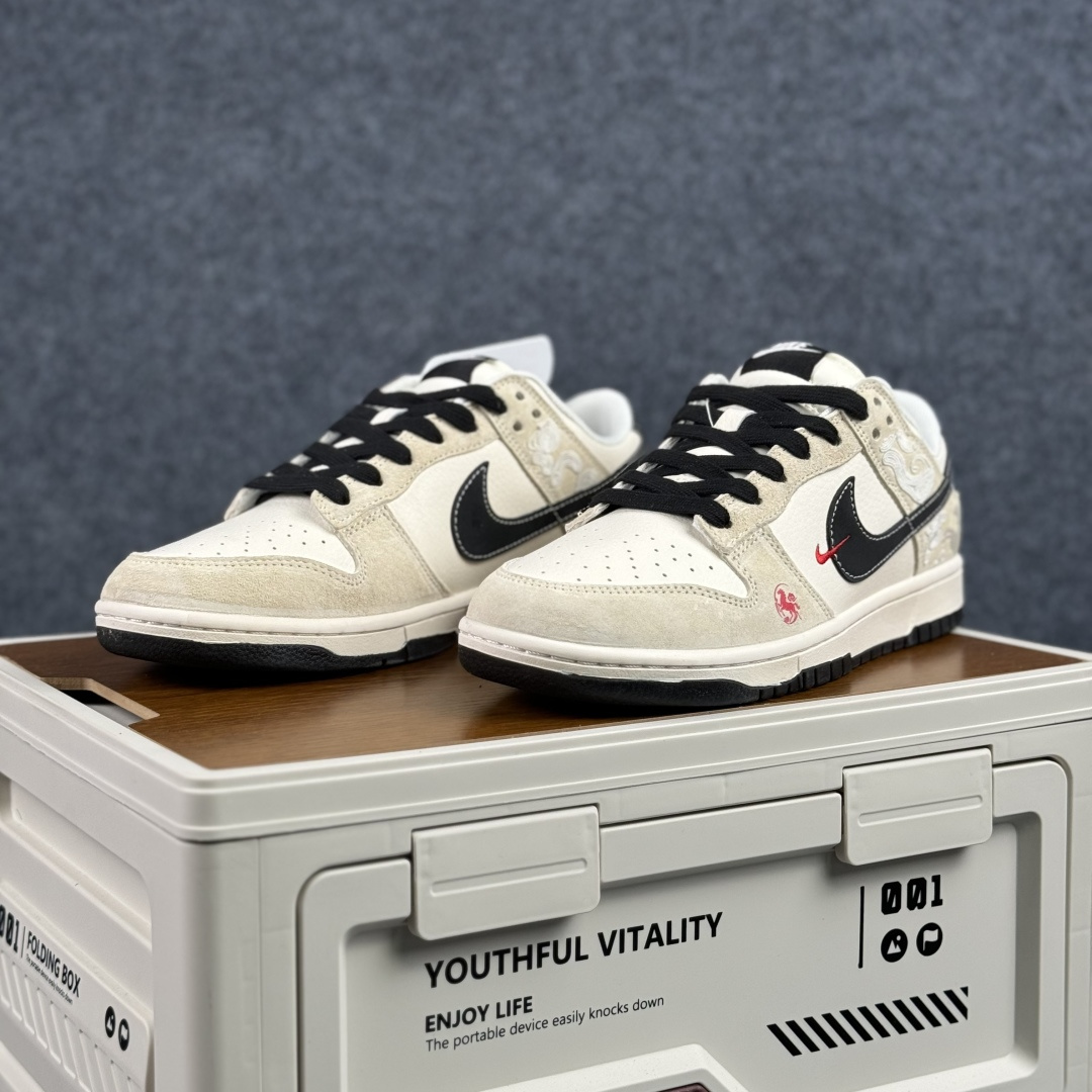 280 踏云而来,龙马精神 | Nike Dunk Low 马年限定 当经典Dunk Low遇上东方祥瑞 ZH2598-802-Chinese UA Cheap High Quatity Brand Clothes Bags handbags Sneakers wholesale wholesaler seller from China Factory suppliers Fashion Clothing Shoes best Quality Beautiful Price 280 踏云而来,龙马精神 | Nike Dunk Low 马年限定 当经典Dunk Low遇上东方祥瑞 ZH2598-802
