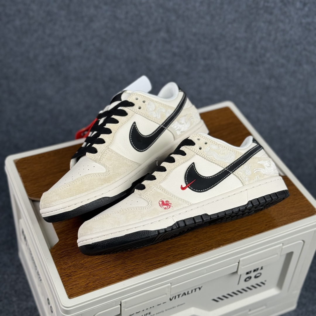 280 踏云而来,龙马精神 | Nike Dunk Low 马年限定 当经典Dunk Low遇上东方祥瑞 ZH2598-802-Chinese UA Cheap High Quatity Brand Clothes Bags handbags Sneakers wholesale wholesaler seller from China Factory suppliers Fashion Clothing Shoes best Quality Beautiful Price 280 踏云而来,龙马精神 | Nike Dunk Low 马年限定 当经典Dunk Low遇上东方祥瑞 ZH2598-802