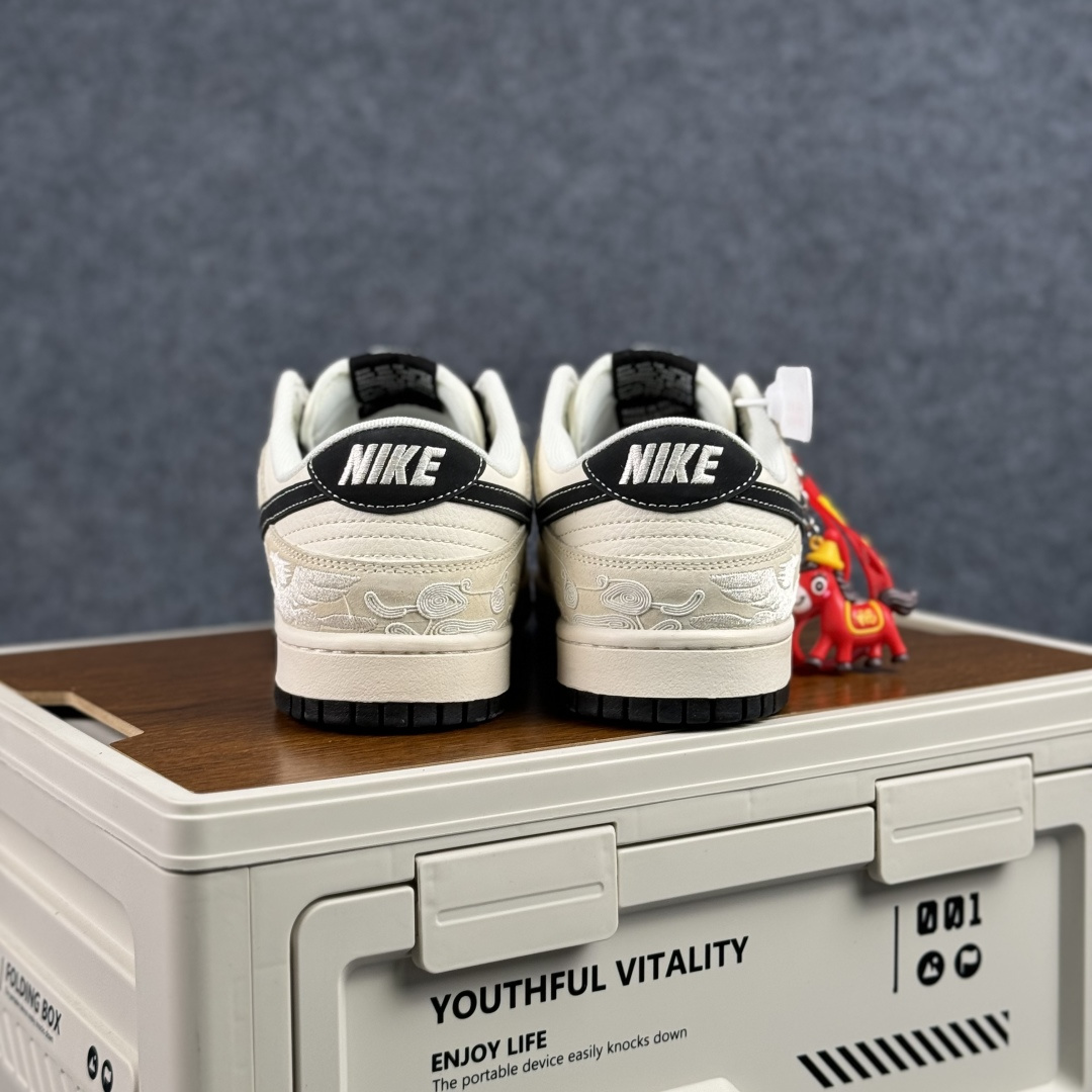 280 踏云而来,龙马精神 | Nike Dunk Low 马年限定 当经典Dunk Low遇上东方祥瑞 ZH2598-802-Chinese UA Cheap High Quatity Brand Clothes Bags handbags Sneakers wholesale wholesaler seller from China Factory suppliers Fashion Clothing Shoes best Quality Beautiful Price 280 踏云而来,龙马精神 | Nike Dunk Low 马年限定 当经典Dunk Low遇上东方祥瑞 ZH2598-802