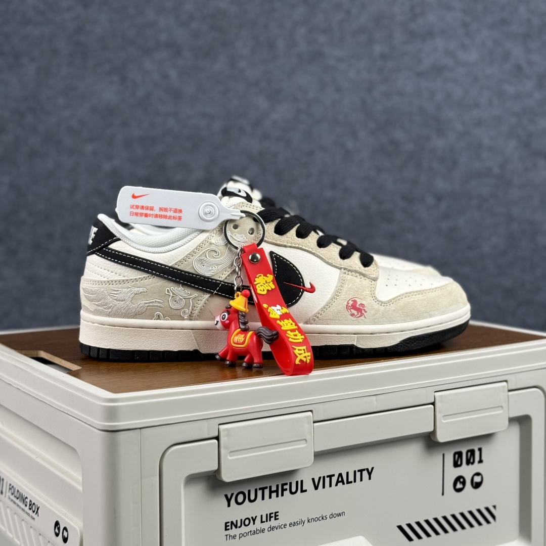 280 踏云而来,龙马精神 | Nike Dunk Low 马年限定 当经典Dunk Low遇上东方祥瑞 ZH2598-802-Chinese UA Cheap High Quatity Brand Clothes Bags handbags Sneakers wholesale wholesaler seller from China Factory suppliers Fashion Clothing Shoes best Quality Beautiful Price 280 踏云而来,龙马精神 | Nike Dunk Low 马年限定 当经典Dunk Low遇上东方祥瑞 ZH2598-802