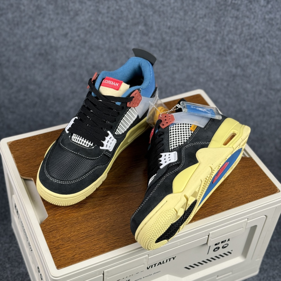 300 W版 Air Jordan AJ4 ”Metallic Gold” Un联名黑蓝 乔丹AJ4代中帮复古休闲篮球鞋 DC9533-001-Chinese UA Cheap High Quatity Brand Clothes Bags handbags Sneakers wholesale wholesaler seller from China Factory suppliers Fashion Clothing Shoes best Quality Beautiful Price 300 W版 Air Jordan AJ4 ”Metallic Gold” Un联名黑蓝 乔丹AJ4代中帮复古休闲篮球鞋 DC9533-001