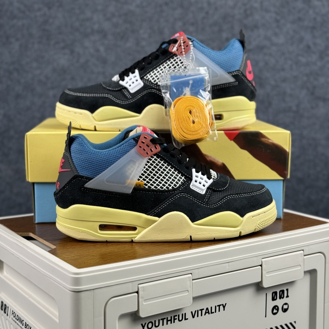 300 W版 Air Jordan AJ4 ”Metallic Gold” Un联名黑蓝 乔丹AJ4代中帮复古休闲篮球鞋 DC9533-001-Chinese UA Cheap High Quatity Brand Clothes Bags handbags Sneakers wholesale wholesaler seller from China Factory suppliers Fashion Clothing Shoes best Quality Beautiful Price 300 W版 Air Jordan AJ4 ”Metallic Gold” Un联名黑蓝 乔丹AJ4代中帮复古休闲篮球鞋 DC9533-001
