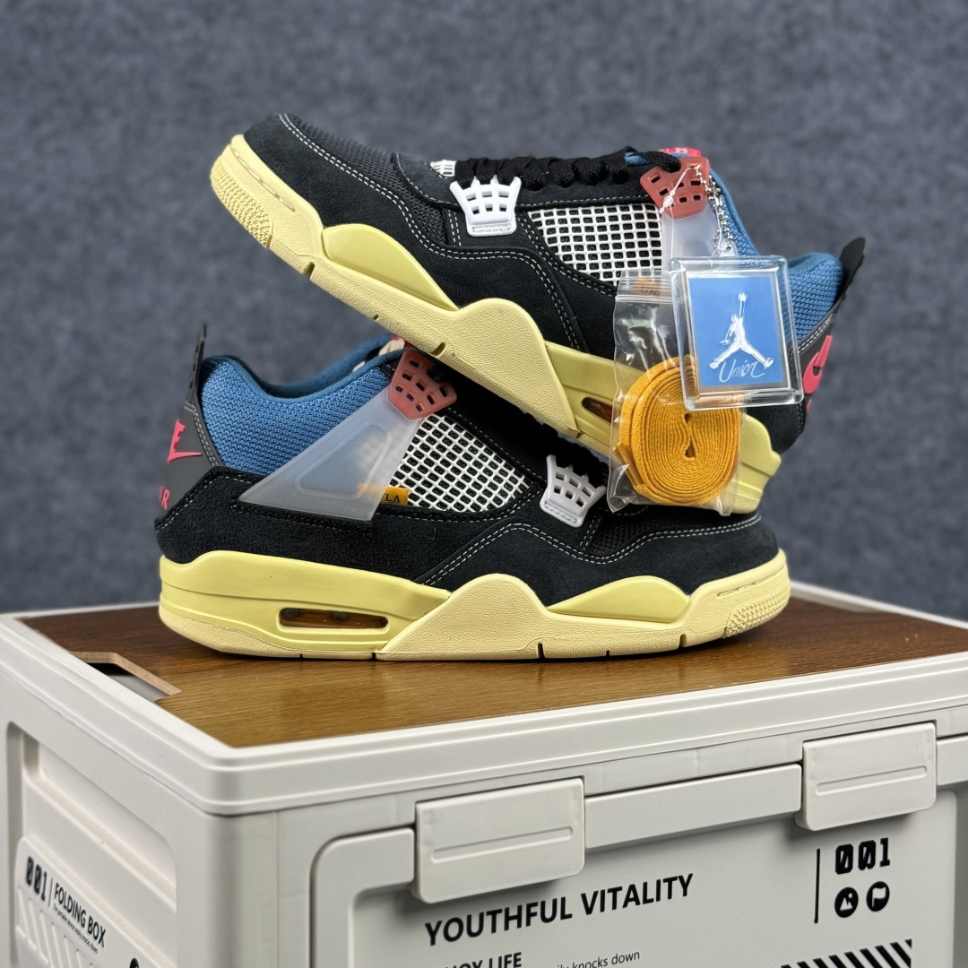 300 W版 Air Jordan AJ4 ”Metallic Gold” Un联名黑蓝 乔丹AJ4代中帮复古休闲篮球鞋 DC9533-001-Chinese UA Cheap High Quatity Brand Clothes Bags handbags Sneakers wholesale wholesaler seller from China Factory suppliers Fashion Clothing Shoes best Quality Beautiful Price 300 W版 Air Jordan AJ4 ”Metallic Gold” Un联名黑蓝 乔丹AJ4代中帮复古休闲篮球鞋 DC9533-001