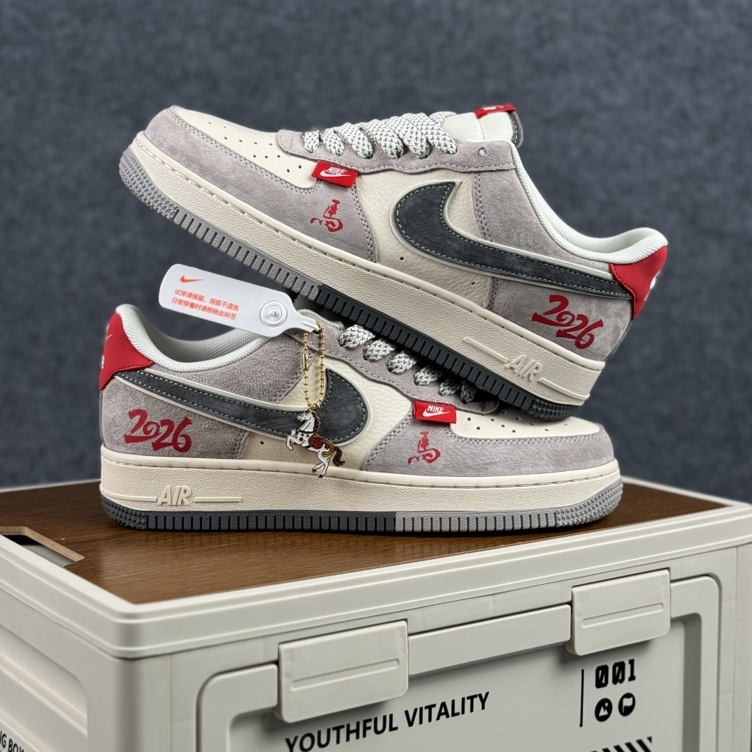 260 Nike Air Force 1'07 Low 马年限定 灰红质感 空军一号低帮休闲板鞋 HT5088-628-Chinese UA Cheap High Quatity Brand Clothes Bags handbags Sneakers wholesale wholesaler seller from China Factory suppliers Fashion Clothing Shoes best Quality Beautiful Price 260 Nike Air Force 1'07 Low 马年限定 灰红质感 空军一号低帮休闲板鞋 HT5088-628