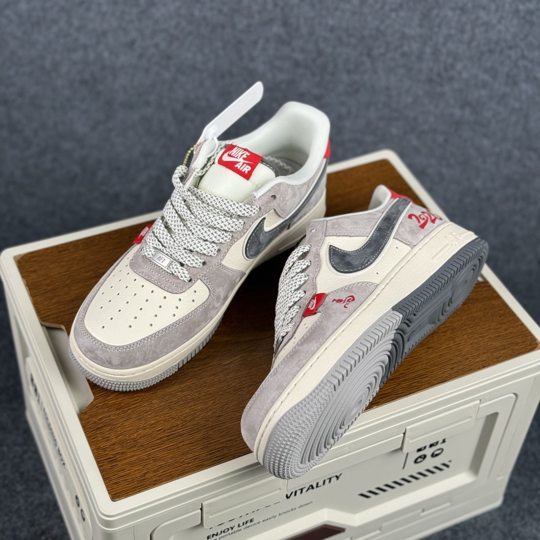 260 Nike Air Force 1'07 Low 马年限定 灰红质感 空军一号低帮休闲板鞋 HT5088-628-Chinese UA Cheap High Quatity Brand Clothes Bags handbags Sneakers wholesale wholesaler seller from China Factory suppliers Fashion Clothing Shoes best Quality Beautiful Price 260 Nike Air Force 1'07 Low 马年限定 灰红质感 空军一号低帮休闲板鞋 HT5088-628