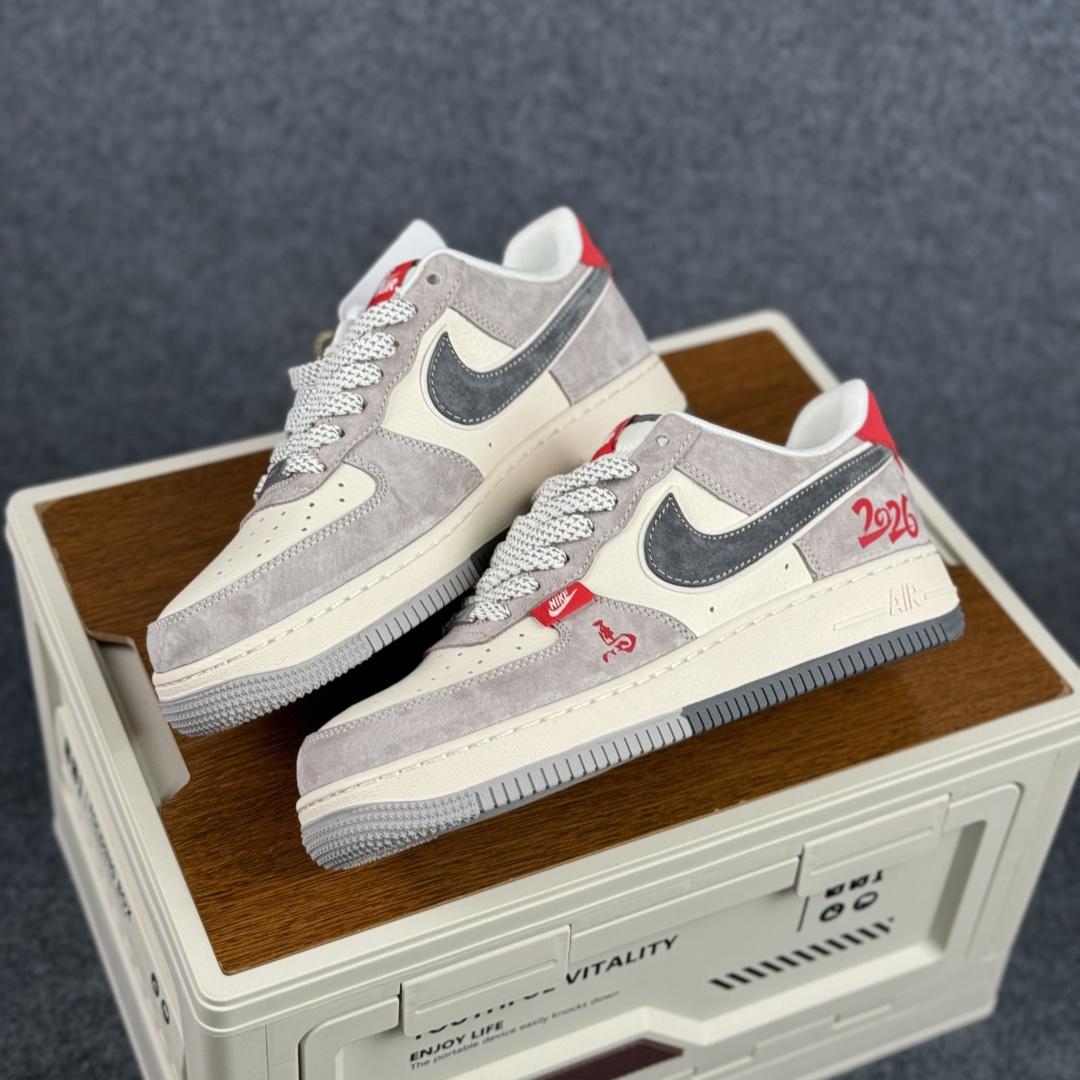 260 Nike Air Force 1'07 Low 马年限定 灰红质感 空军一号低帮休闲板鞋 HT5088-628-Chinese UA Cheap High Quatity Brand Clothes Bags handbags Sneakers wholesale wholesaler seller from China Factory suppliers Fashion Clothing Shoes best Quality Beautiful Price 260 Nike Air Force 1'07 Low 马年限定 灰红质感 空军一号低帮休闲板鞋 HT5088-628