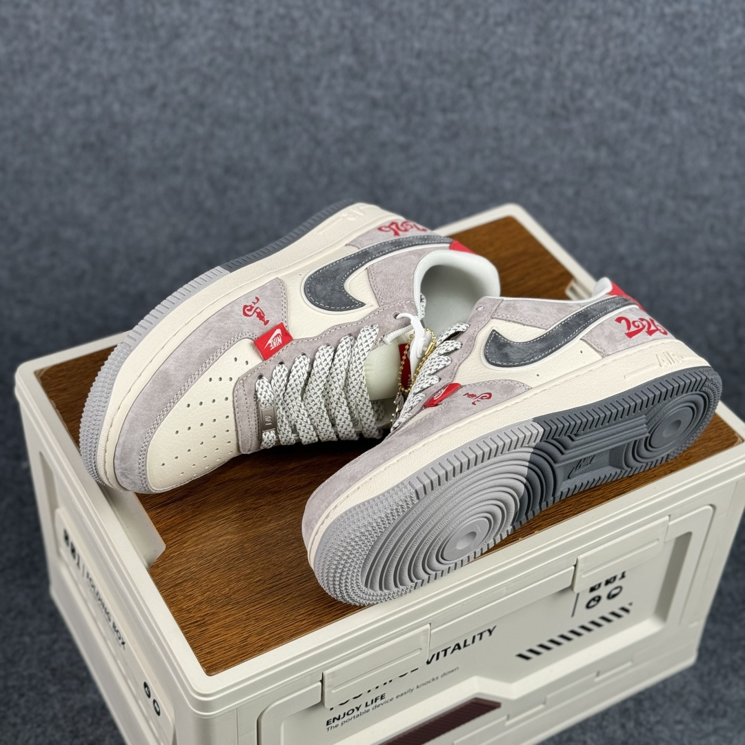 260 Nike Air Force 1'07 Low 马年限定 灰红质感 空军一号低帮休闲板鞋 HT5088-628-Chinese UA Cheap High Quatity Brand Clothes Bags handbags Sneakers wholesale wholesaler seller from China Factory suppliers Fashion Clothing Shoes best Quality Beautiful Price 260 Nike Air Force 1'07 Low 马年限定 灰红质感 空军一号低帮休闲板鞋 HT5088-628