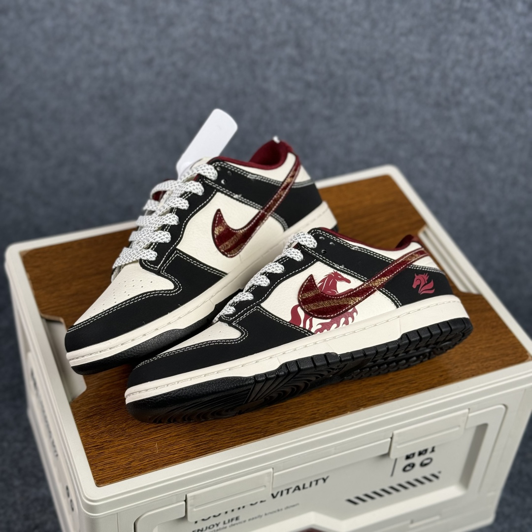 Nike Dunk Low 2026 丙午马年限定款 Swoosh 标识融入红金撞色的马形图案与火焰纹理 LX1988-810