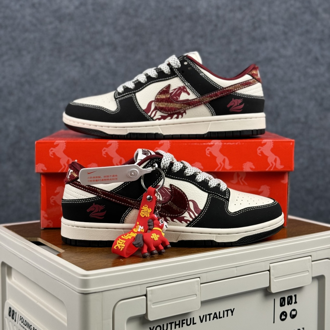 Nike Dunk Low 2026 丙午马年限定款 Swoosh 标识融入红金撞色的马形图案与火焰纹理 LX1988-810