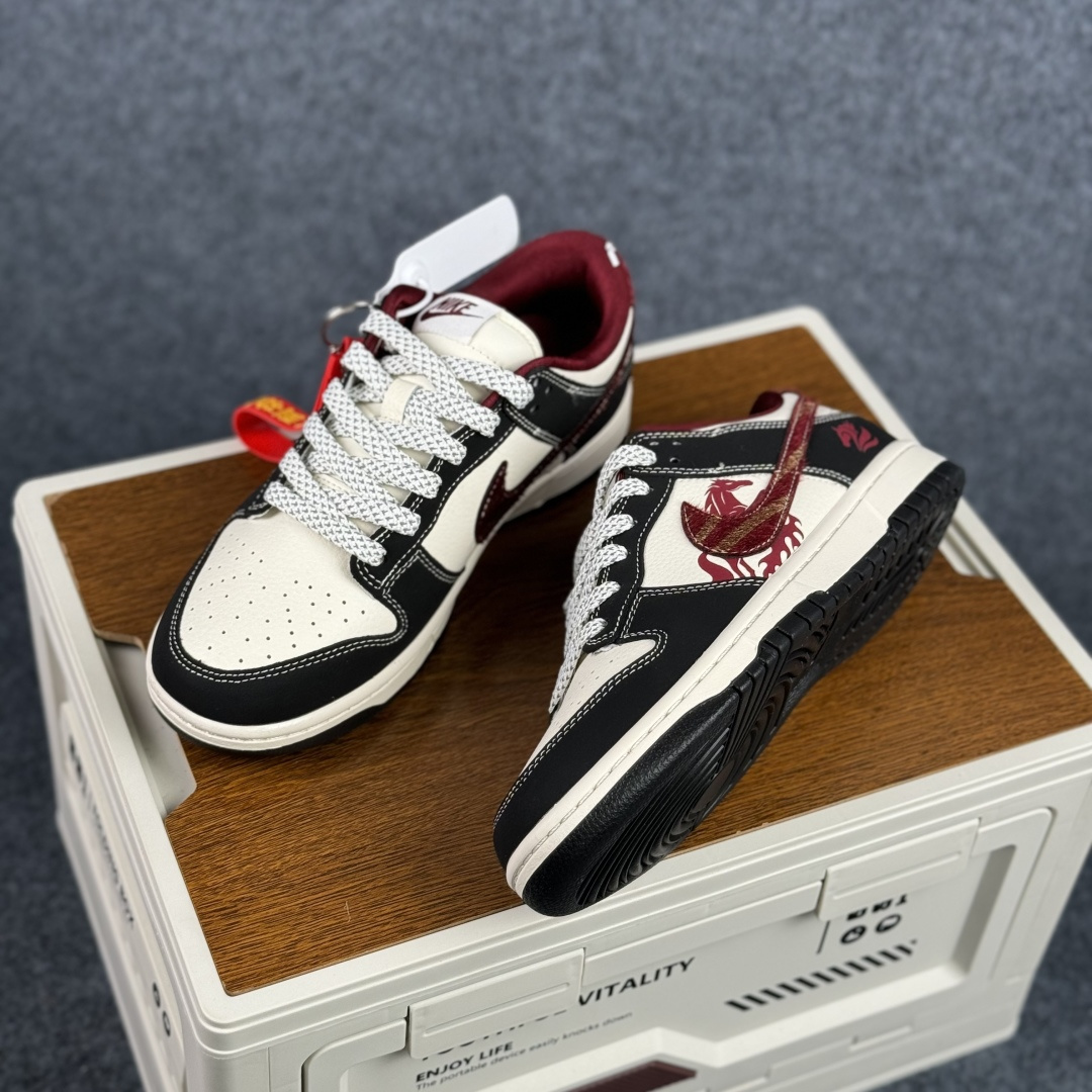 Nike Dunk Low 2026 丙午马年限定款 Swoosh 标识融入红金撞色的马形图案与火焰纹理 LX1988-810
