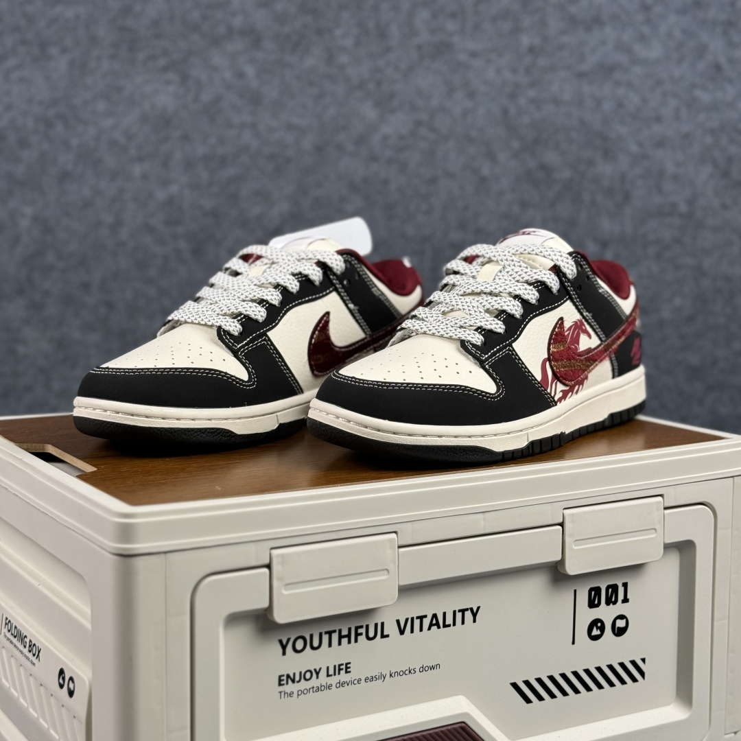 Nike Dunk Low 2026 丙午马年限定款 Swoosh 标识融入红金撞色的马形图案与火焰纹理 LX1988-810