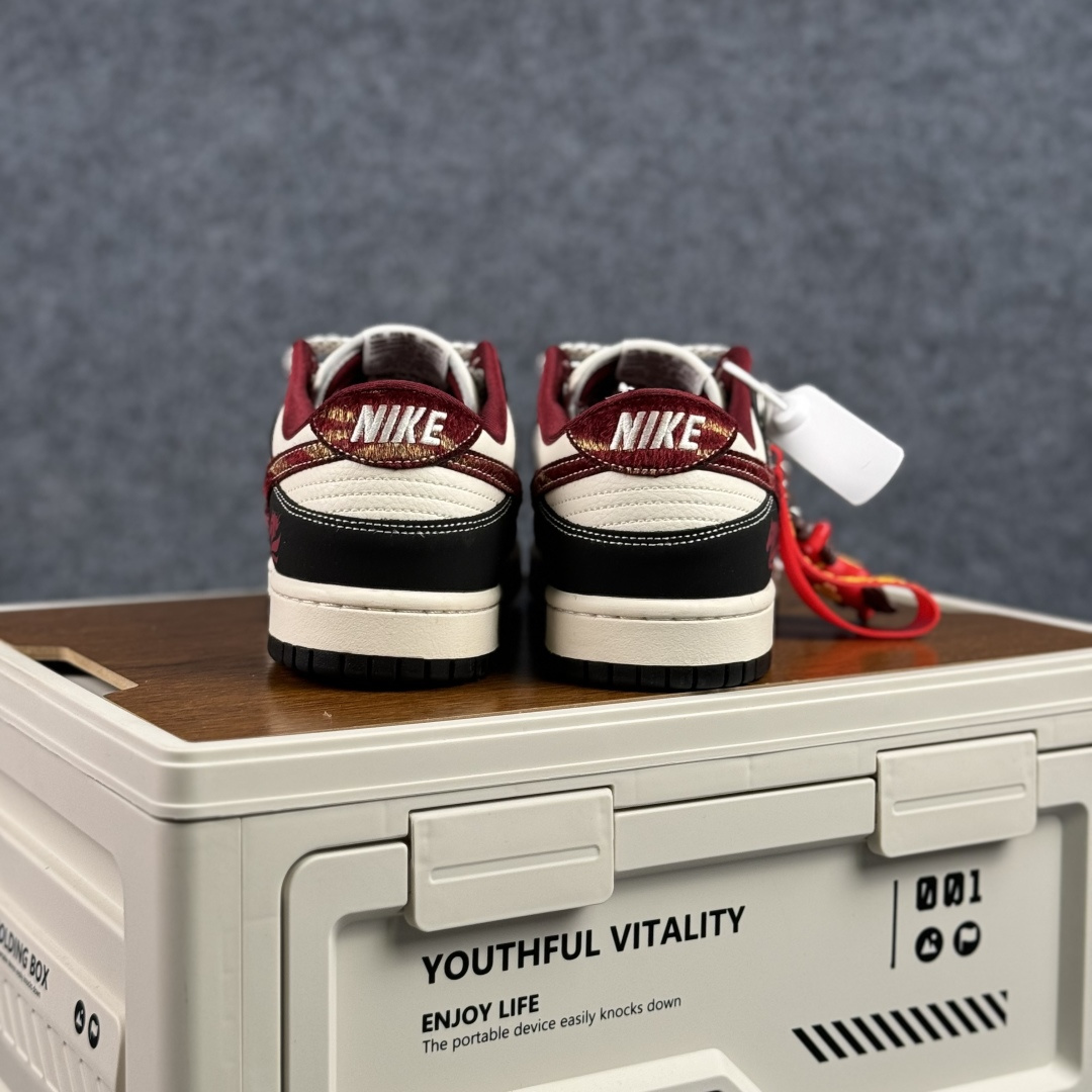 Nike Dunk Low 2026 丙午马年限定款 Swoosh 标识融入红金撞色的马形图案与火焰纹理 LX1988-810