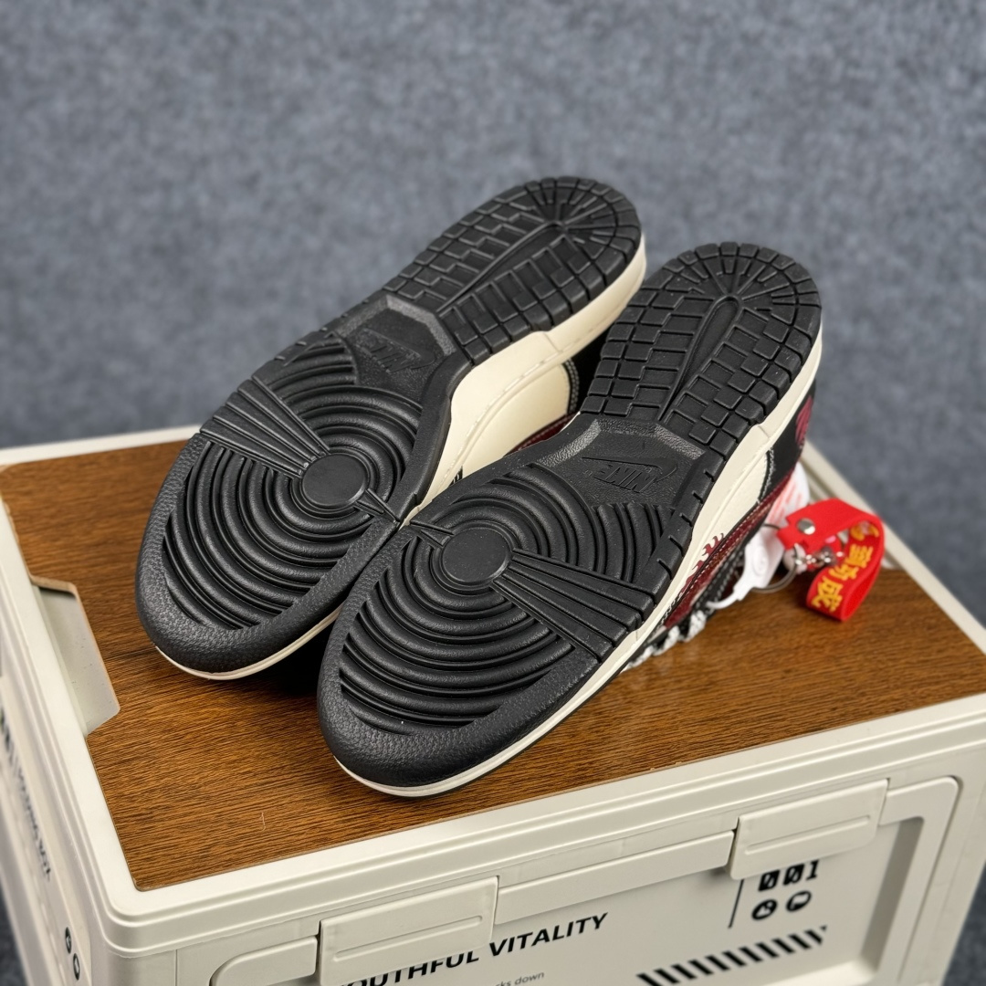 Nike Dunk Low 2026 丙午马年限定款 Swoosh 标识融入红金撞色的马形图案与火焰纹理 LX1988-810