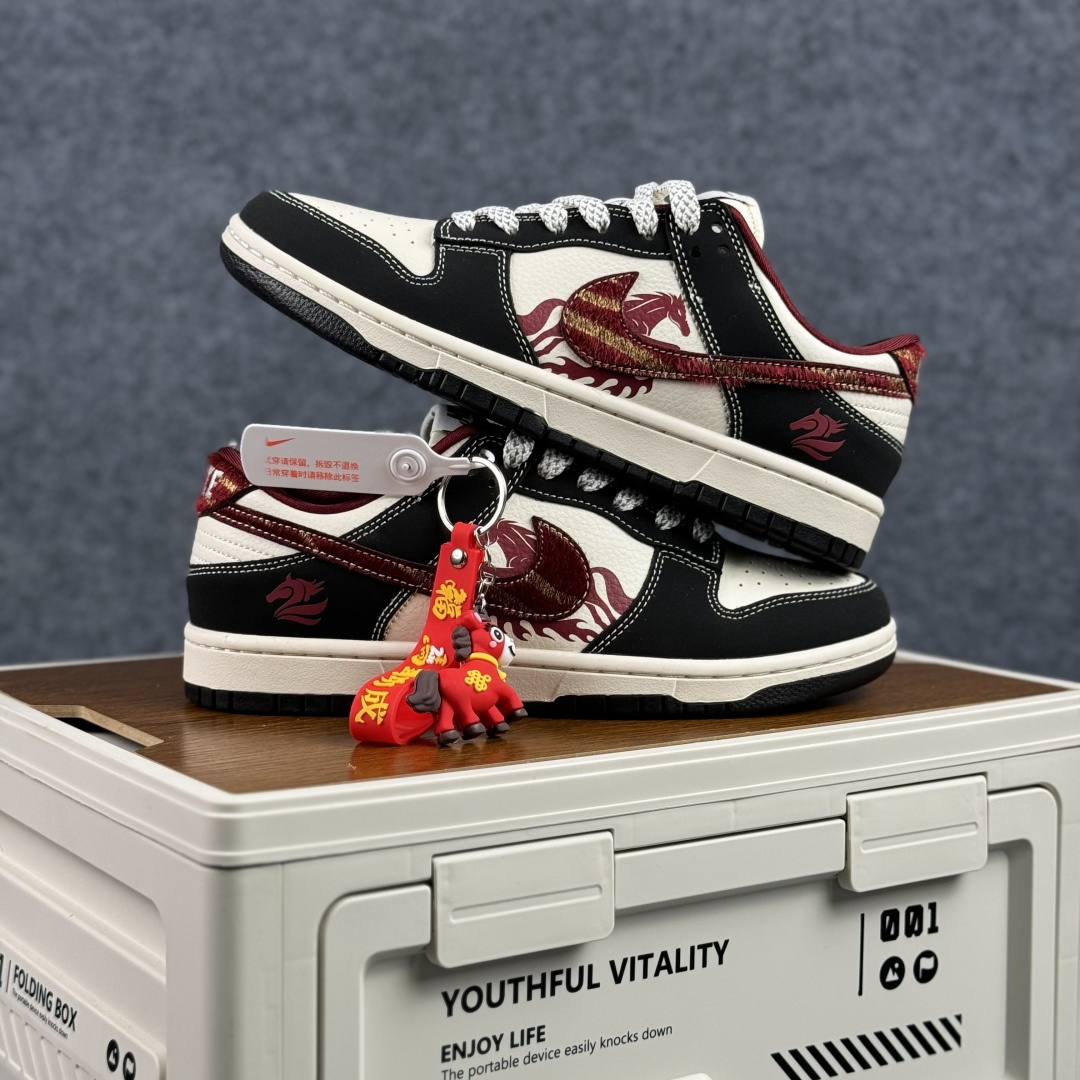Nike Dunk Low 2026 丙午马年限定款 Swoosh 标识融入红金撞色的马形图案与火焰纹理 LX1988-810