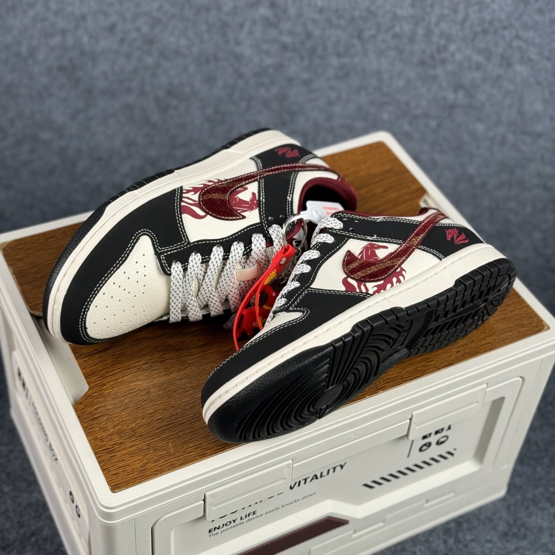 Nike Dunk Low 2026 丙午马年限定款 Swoosh 标识融入红金撞色的马形图案与火焰纹理 LX1988-810