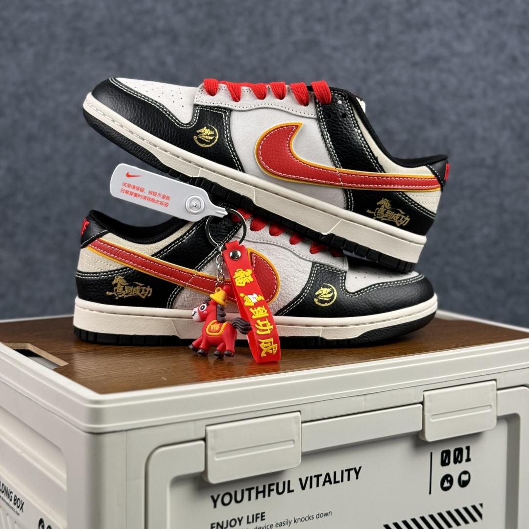 280 Nike Dunk Low 2026 丙午马年限定款 Swoosh 标识融入红金撞色的马形图案与火焰纹理 LX1988-801-Chinese UA Cheap High Quatity Brand Clothes Bags handbags Sneakers wholesale wholesaler seller from China Factory suppliers Fashion Clothing Shoes best Quality Beautiful Price 280 Nike Dunk Low 2026 丙午马年限定款 Swoosh 标识融入红金撞色的马形图案与火焰纹理 LX1988-801