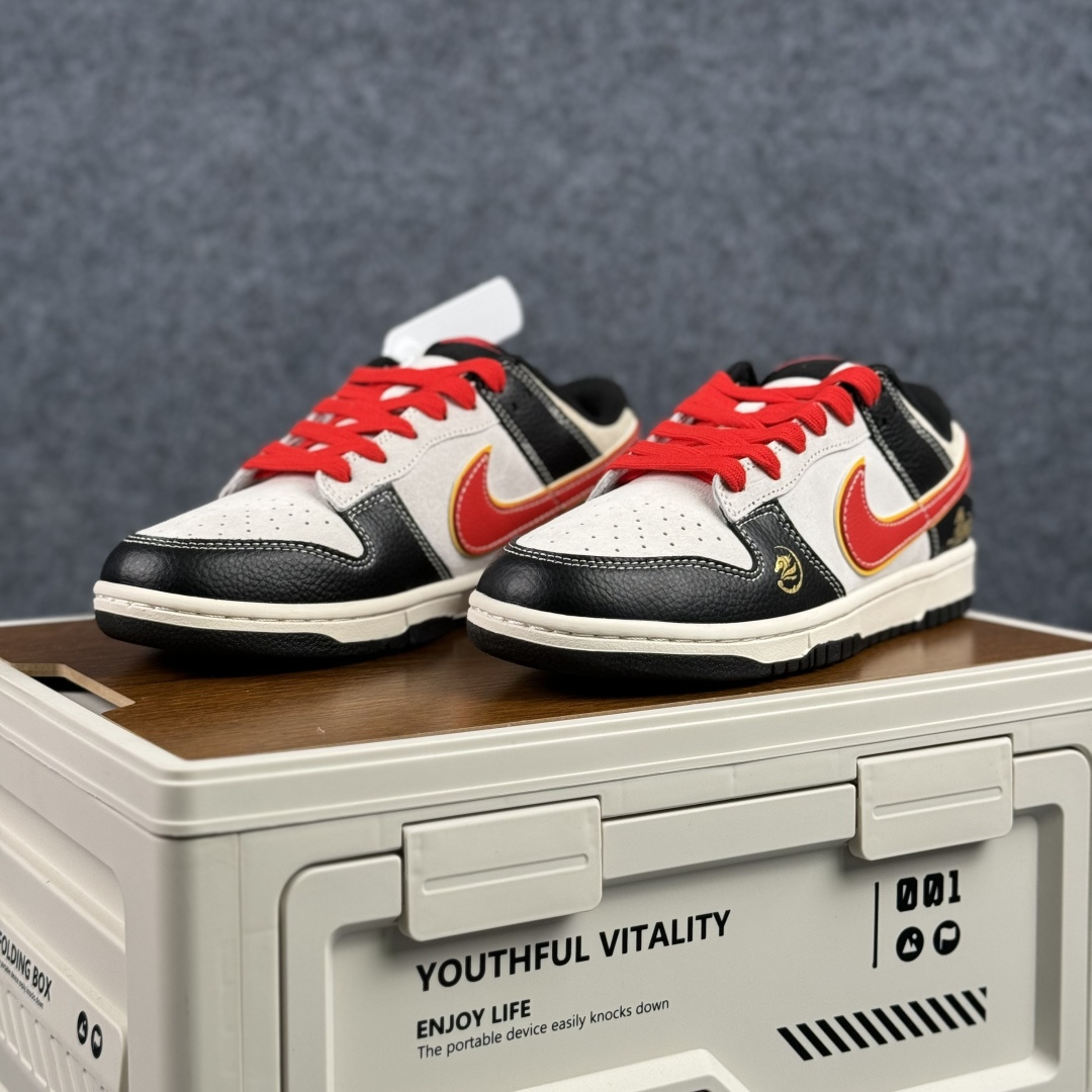 280 Nike Dunk Low 2026 丙午马年限定款 Swoosh 标识融入红金撞色的马形图案与火焰纹理 LX1988-801-Chinese UA Cheap High Quatity Brand Clothes Bags handbags Sneakers wholesale wholesaler seller from China Factory suppliers Fashion Clothing Shoes best Quality Beautiful Price 280 Nike Dunk Low 2026 丙午马年限定款 Swoosh 标识融入红金撞色的马形图案与火焰纹理 LX1988-801