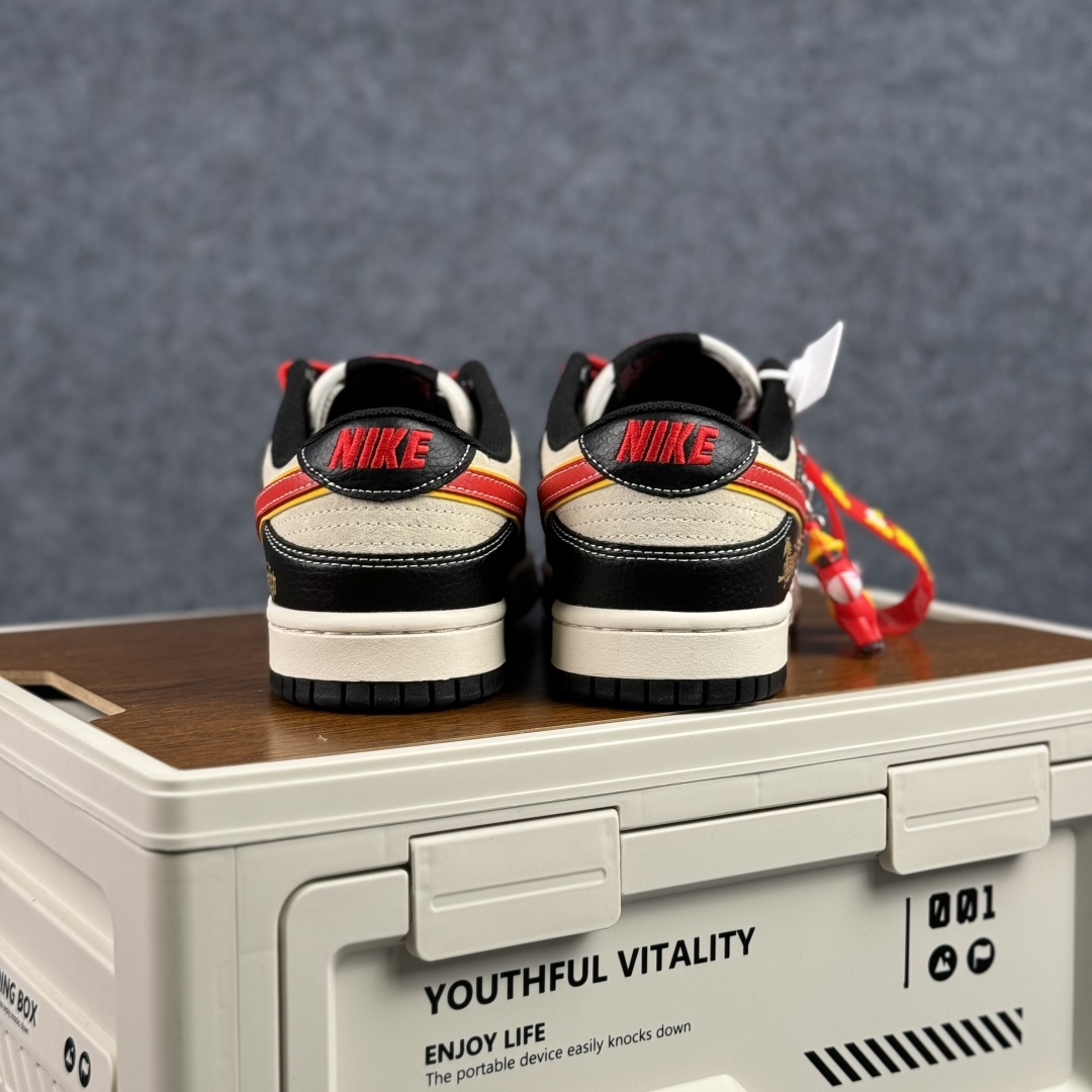 280 Nike Dunk Low 2026 丙午马年限定款 Swoosh 标识融入红金撞色的马形图案与火焰纹理 LX1988-801-Chinese UA Cheap High Quatity Brand Clothes Bags handbags Sneakers wholesale wholesaler seller from China Factory suppliers Fashion Clothing Shoes best Quality Beautiful Price 280 Nike Dunk Low 2026 丙午马年限定款 Swoosh 标识融入红金撞色的马形图案与火焰纹理 LX1988-801