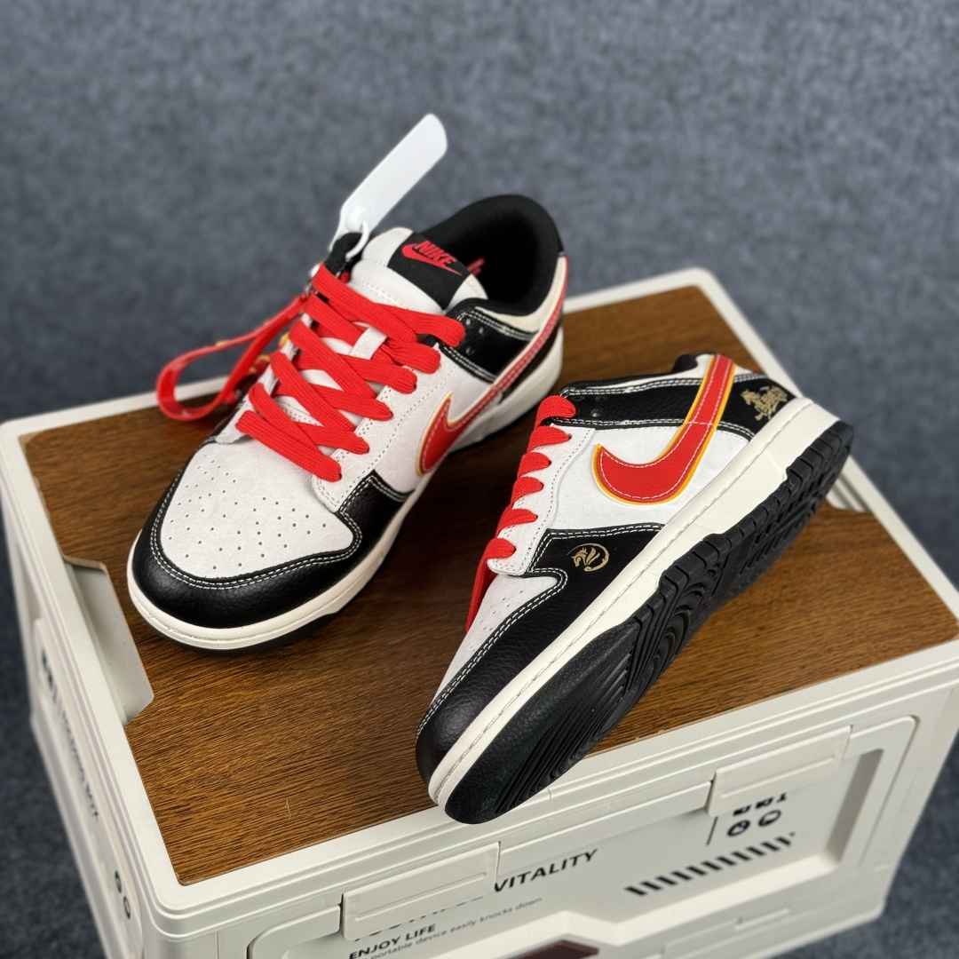 280 Nike Dunk Low 2026 丙午马年限定款 Swoosh 标识融入红金撞色的马形图案与火焰纹理 LX1988-801-Chinese UA Cheap High Quatity Brand Clothes Bags handbags Sneakers wholesale wholesaler seller from China Factory suppliers Fashion Clothing Shoes best Quality Beautiful Price 280 Nike Dunk Low 2026 丙午马年限定款 Swoosh 标识融入红金撞色的马形图案与火焰纹理 LX1988-801