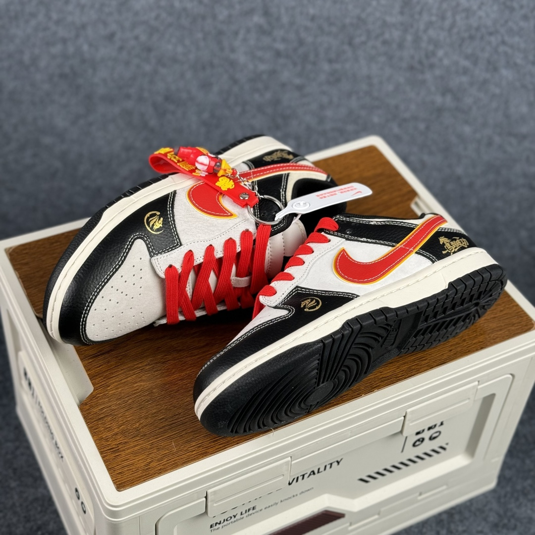 280 Nike Dunk Low 2026 丙午马年限定款 Swoosh 标识融入红金撞色的马形图案与火焰纹理 LX1988-801-Chinese UA Cheap High Quatity Brand Clothes Bags handbags Sneakers wholesale wholesaler seller from China Factory suppliers Fashion Clothing Shoes best Quality Beautiful Price 280 Nike Dunk Low 2026 丙午马年限定款 Swoosh 标识融入红金撞色的马形图案与火焰纹理 LX1988-801