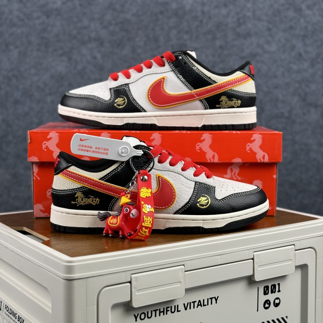 280 Nike Dunk Low 2026 丙午马年限定款 Swoosh 标识融入红金撞色的马形图案与火焰纹理 LX1988-801-Chinese UA Cheap High Quatity Brand Clothes Bags handbags Sneakers wholesale wholesaler seller from China Factory suppliers Fashion Clothing Shoes best Quality Beautiful Price 280 Nike Dunk Low 2026 丙午马年限定款 Swoosh 标识融入红金撞色的马形图案与火焰纹理 LX1988-801