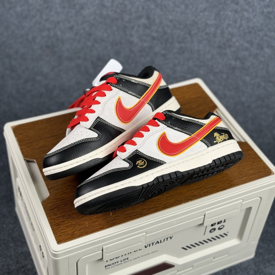 280 Nike Dunk Low 2026 丙午马年限定款 Swoosh 标识融入红金撞色的马形图案与火焰纹理 LX1988-801-Chinese UA Cheap High Quatity Brand Clothes Bags handbags Sneakers wholesale wholesaler seller from China Factory suppliers Fashion Clothing Shoes best Quality Beautiful Price 280 Nike Dunk Low 2026 丙午马年限定款 Swoosh 标识融入红金撞色的马形图案与火焰纹理 LX1988-801