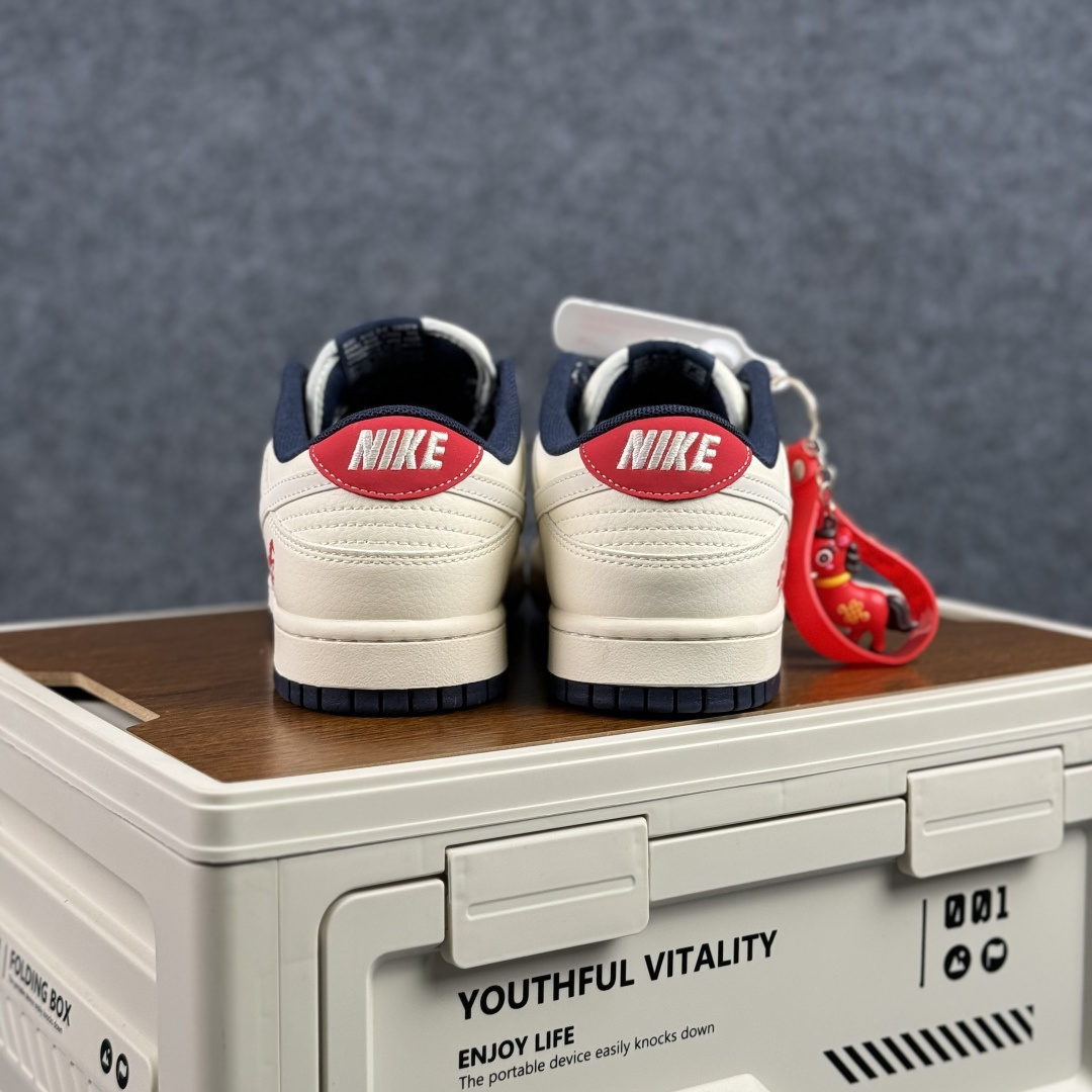 Nike Dunk Low 2026 丙午马年限定款 Swoosh 标识融入红金撞色的马形图案与火焰纹理 LX1988-804-Top High Quatity Cheap Sneakers Fashion Clothing Clothes Bags handbags Shoes of all Brand wholesale With The best Quality And Beautiful Price from China Factory Chinese suppliers wholesaler seller Nike Dunk Low 2026 丙午马年限定款 Swoosh 标识融入红金撞色的马形图案与火焰纹理 LX1988-804