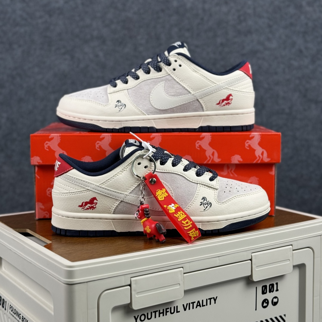 Nike Dunk Low 2026 丙午马年限定款 Swoosh 标识融入红金撞色的马形图案与火焰纹理 LX1988-804-Top High Quatity Cheap Sneakers Fashion Clothing Clothes Bags handbags Shoes of all Brand wholesale With The best Quality And Beautiful Price from China Factory Chinese suppliers wholesaler seller Nike Dunk Low 2026 丙午马年限定款 Swoosh 标识融入红金撞色的马形图案与火焰纹理 LX1988-804