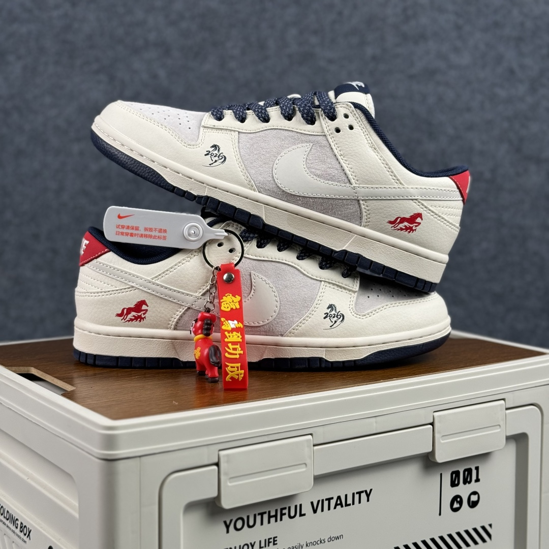 Nike Dunk Low 2026 丙午马年限定款 Swoosh 标识融入红金撞色的马形图案与火焰纹理 LX1988-804-Top High Quatity Cheap Sneakers Fashion Clothing Clothes Bags handbags Shoes of all Brand wholesale With The best Quality And Beautiful Price from China Factory Chinese suppliers wholesaler seller Nike Dunk Low 2026 丙午马年限定款 Swoosh 标识融入红金撞色的马形图案与火焰纹理 LX1988-804