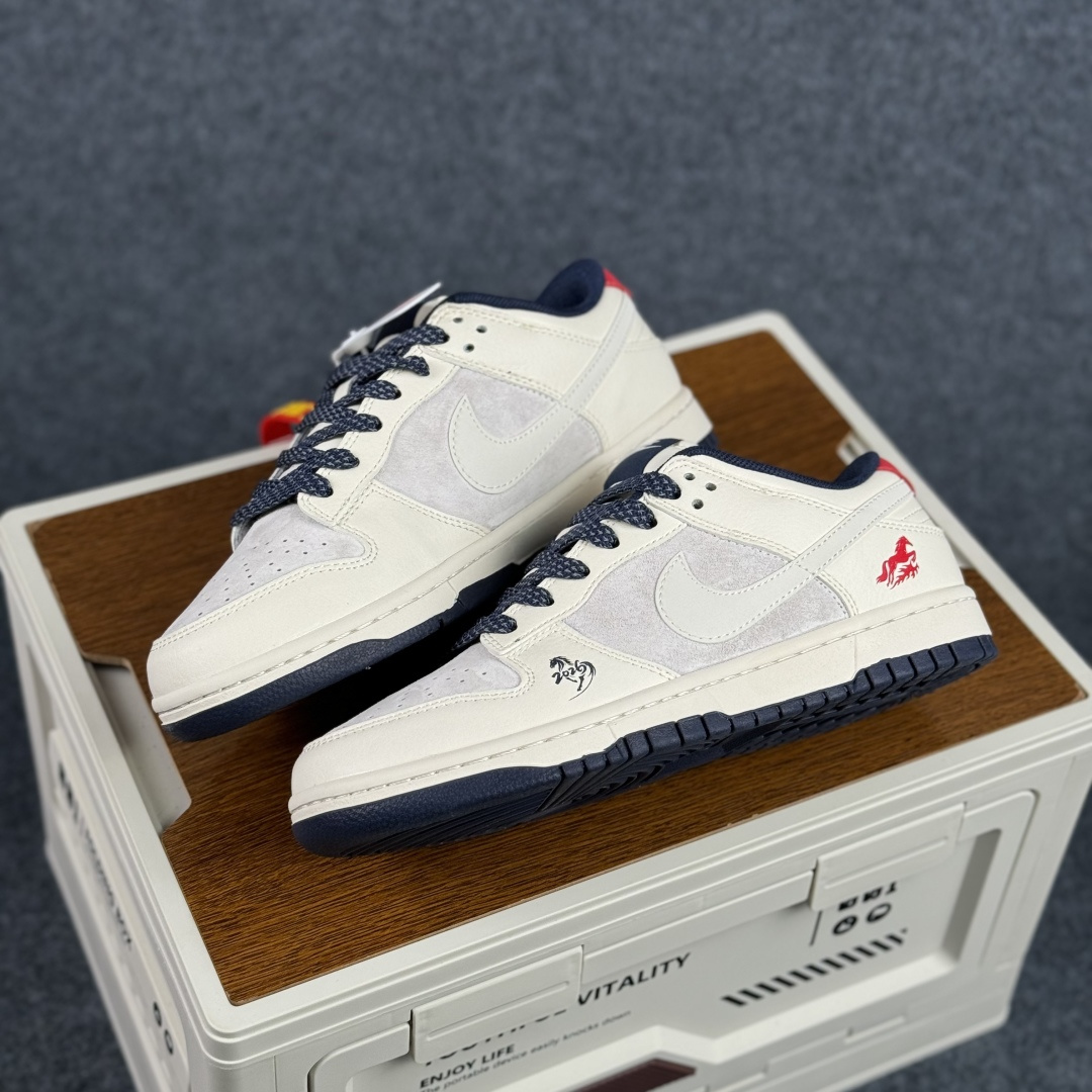 Nike Dunk Low 2026 丙午马年限定款 Swoosh 标识融入红金撞色的马形图案与火焰纹理 LX1988-804-Top High Quatity Cheap Sneakers Fashion Clothing Clothes Bags handbags Shoes of all Brand wholesale With The best Quality And Beautiful Price from China Factory Chinese suppliers wholesaler seller Nike Dunk Low 2026 丙午马年限定款 Swoosh 标识融入红金撞色的马形图案与火焰纹理 LX1988-804