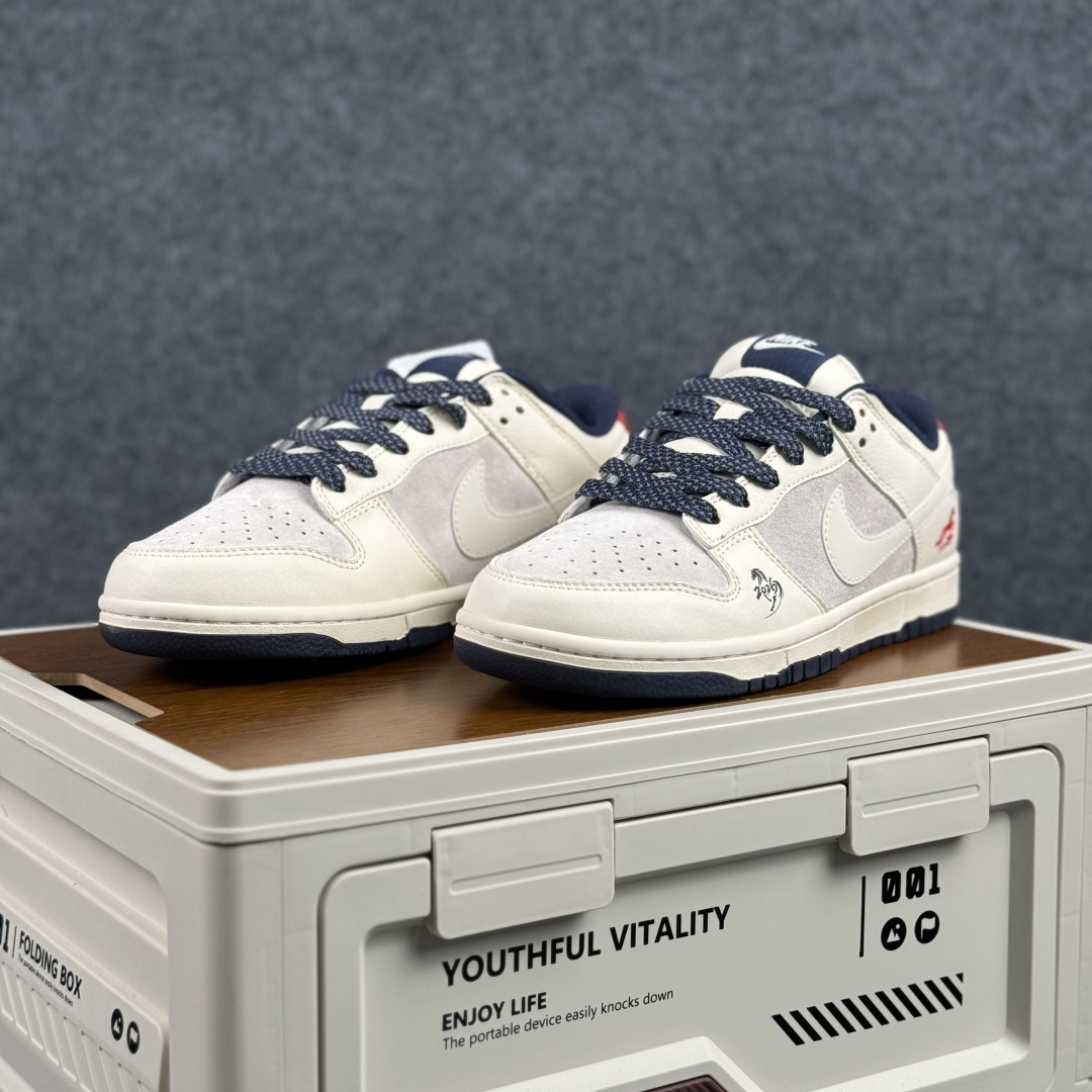 Nike Dunk Low 2026 丙午马年限定款 Swoosh 标识融入红金撞色的马形图案与火焰纹理 LX1988-804-Top High Quatity Cheap Sneakers Fashion Clothing Clothes Bags handbags Shoes of all Brand wholesale With The best Quality And Beautiful Price from China Factory Chinese suppliers wholesaler seller Nike Dunk Low 2026 丙午马年限定款 Swoosh 标识融入红金撞色的马形图案与火焰纹理 LX1988-804