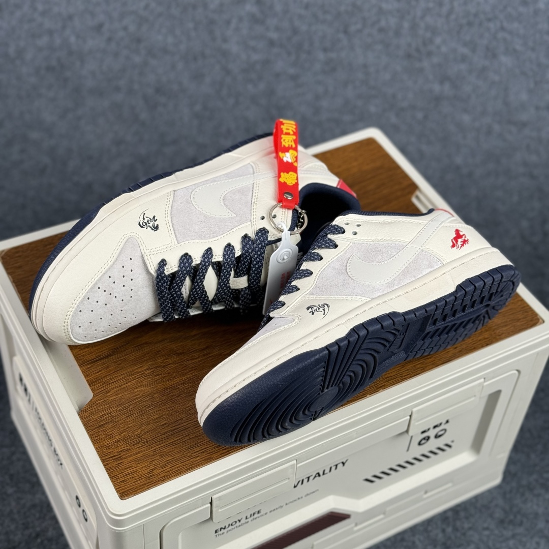Nike Dunk Low 2026 丙午马年限定款 Swoosh 标识融入红金撞色的马形图案与火焰纹理 LX1988-804-Top High Quatity Cheap Sneakers Fashion Clothing Clothes Bags handbags Shoes of all Brand wholesale With The best Quality And Beautiful Price from China Factory Chinese suppliers wholesaler seller Nike Dunk Low 2026 丙午马年限定款 Swoosh 标识融入红金撞色的马形图案与火焰纹理 LX1988-804