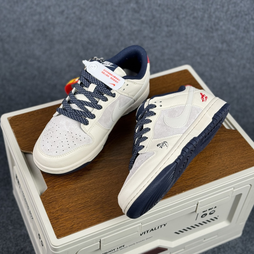Nike Dunk Low 2026 丙午马年限定款 Swoosh 标识融入红金撞色的马形图案与火焰纹理 LX1988-804-Top High Quatity Cheap Sneakers Fashion Clothing Clothes Bags handbags Shoes of all Brand wholesale With The best Quality And Beautiful Price from China Factory Chinese suppliers wholesaler seller Nike Dunk Low 2026 丙午马年限定款 Swoosh 标识融入红金撞色的马形图案与火焰纹理 LX1988-804