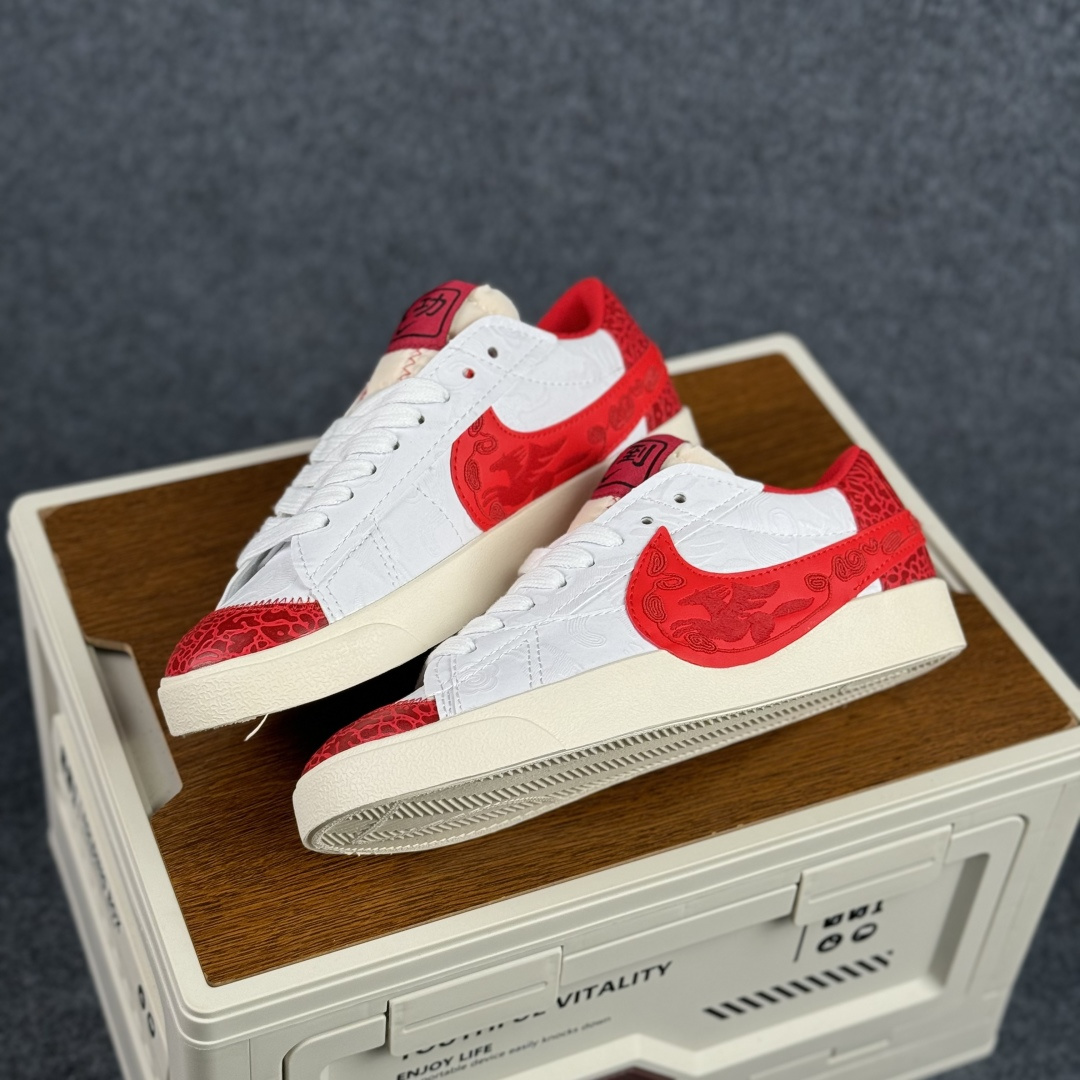 160 Nike Blazer Low '77 Jumbo 马年限定 定制开拓者 低帮休闲运动板鞋 MN2026-003-Chinese UA Cheap High Quatity Brand Clothes Bags handbags Sneakers wholesale wholesaler seller from China Factory suppliers Fashion Clothing Shoes best Quality Beautiful Price 160 Nike Blazer Low '77 Jumbo 马年限定 定制开拓者 低帮休闲运动板鞋 MN2026-003