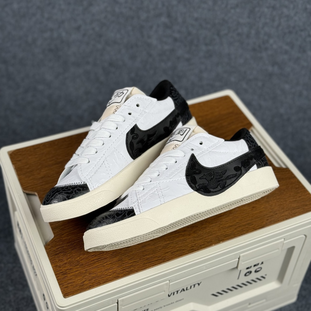 160 Nike Blazer Low '77 Jumbo 马年限定 定制开拓者 低帮休闲运动板鞋 MN2026-004-Chinese UA Cheap High Quatity Brand Clothes Bags handbags Sneakers wholesale wholesaler seller from China Factory suppliers Fashion Clothing Shoes best Quality Beautiful Price 160 Nike Blazer Low '77 Jumbo 马年限定 定制开拓者 低帮休闲运动板鞋 MN2026-004