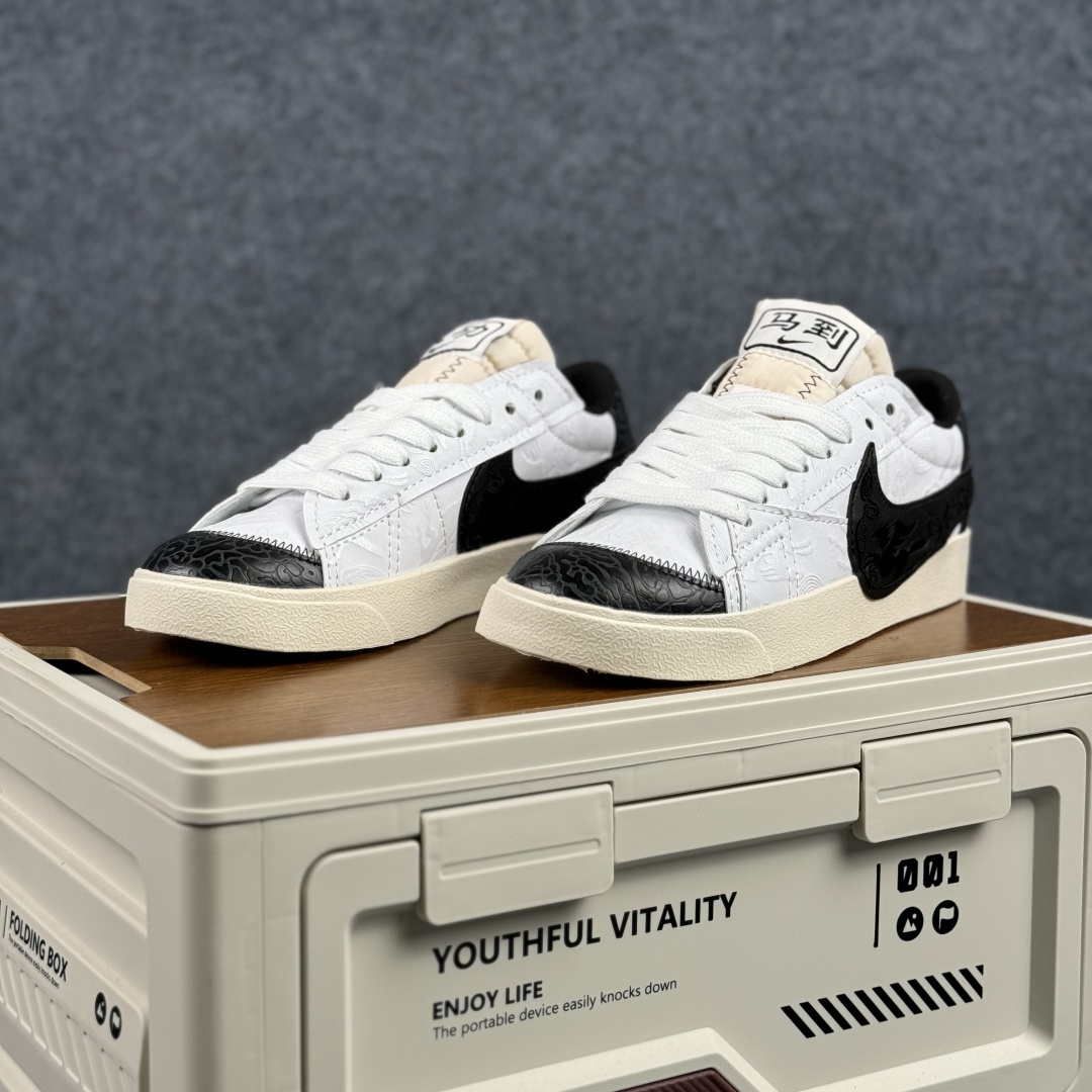 160 Nike Blazer Low '77 Jumbo 马年限定 定制开拓者 低帮休闲运动板鞋 MN2026-004-Chinese UA Cheap High Quatity Brand Clothes Bags handbags Sneakers wholesale wholesaler seller from China Factory suppliers Fashion Clothing Shoes best Quality Beautiful Price 160 Nike Blazer Low '77 Jumbo 马年限定 定制开拓者 低帮休闲运动板鞋 MN2026-004