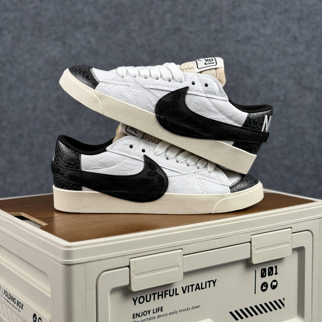 160 Nike Blazer Low '77 Jumbo 马年限定 定制开拓者 低帮休闲运动板鞋 MN2026-004-Chinese UA Cheap High Quatity Brand Clothes Bags handbags Sneakers wholesale wholesaler seller from China Factory suppliers Fashion Clothing Shoes best Quality Beautiful Price 160 Nike Blazer Low '77 Jumbo 马年限定 定制开拓者 低帮休闲运动板鞋 MN2026-004