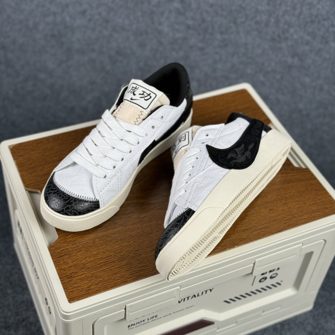 160 Nike Blazer Low '77 Jumbo 马年限定 定制开拓者 低帮休闲运动板鞋 MN2026-004-Chinese UA Cheap High Quatity Brand Clothes Bags handbags Sneakers wholesale wholesaler seller from China Factory suppliers Fashion Clothing Shoes best Quality Beautiful Price 160 Nike Blazer Low '77 Jumbo 马年限定 定制开拓者 低帮休闲运动板鞋 MN2026-004