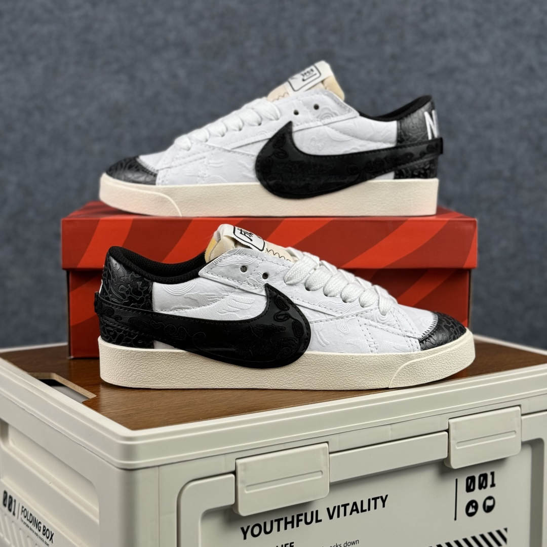 160 Nike Blazer Low '77 Jumbo 马年限定 定制开拓者 低帮休闲运动板鞋 MN2026-004-Chinese UA Cheap High Quatity Brand Clothes Bags handbags Sneakers wholesale wholesaler seller from China Factory suppliers Fashion Clothing Shoes best Quality Beautiful Price 160 Nike Blazer Low '77 Jumbo 马年限定 定制开拓者 低帮休闲运动板鞋 MN2026-004