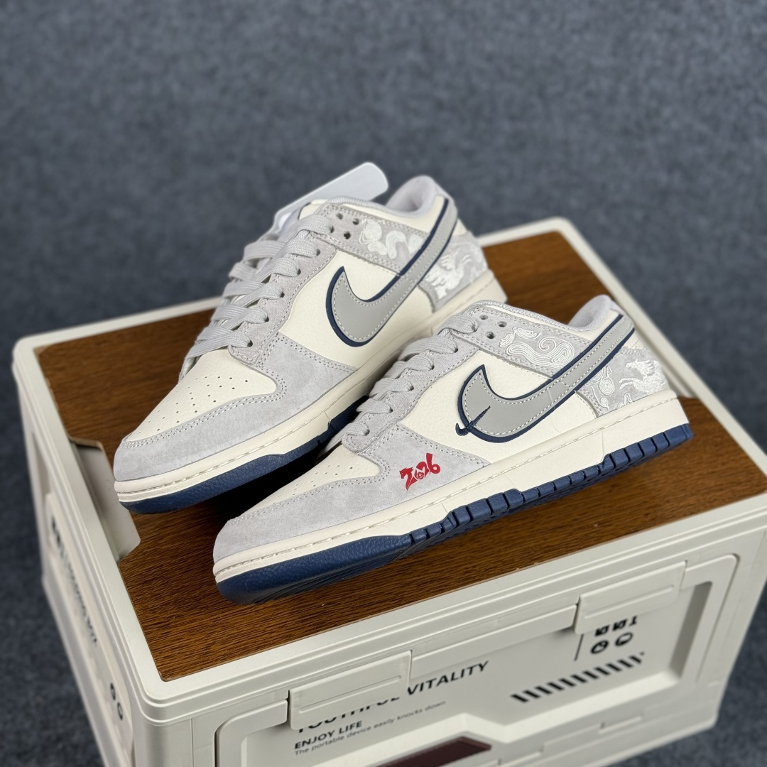 Nike Dunk Low 2026 丙午马年限定款 Swoosh 标识融入米白撞色的马形图案与火焰纹理 MY9969-901