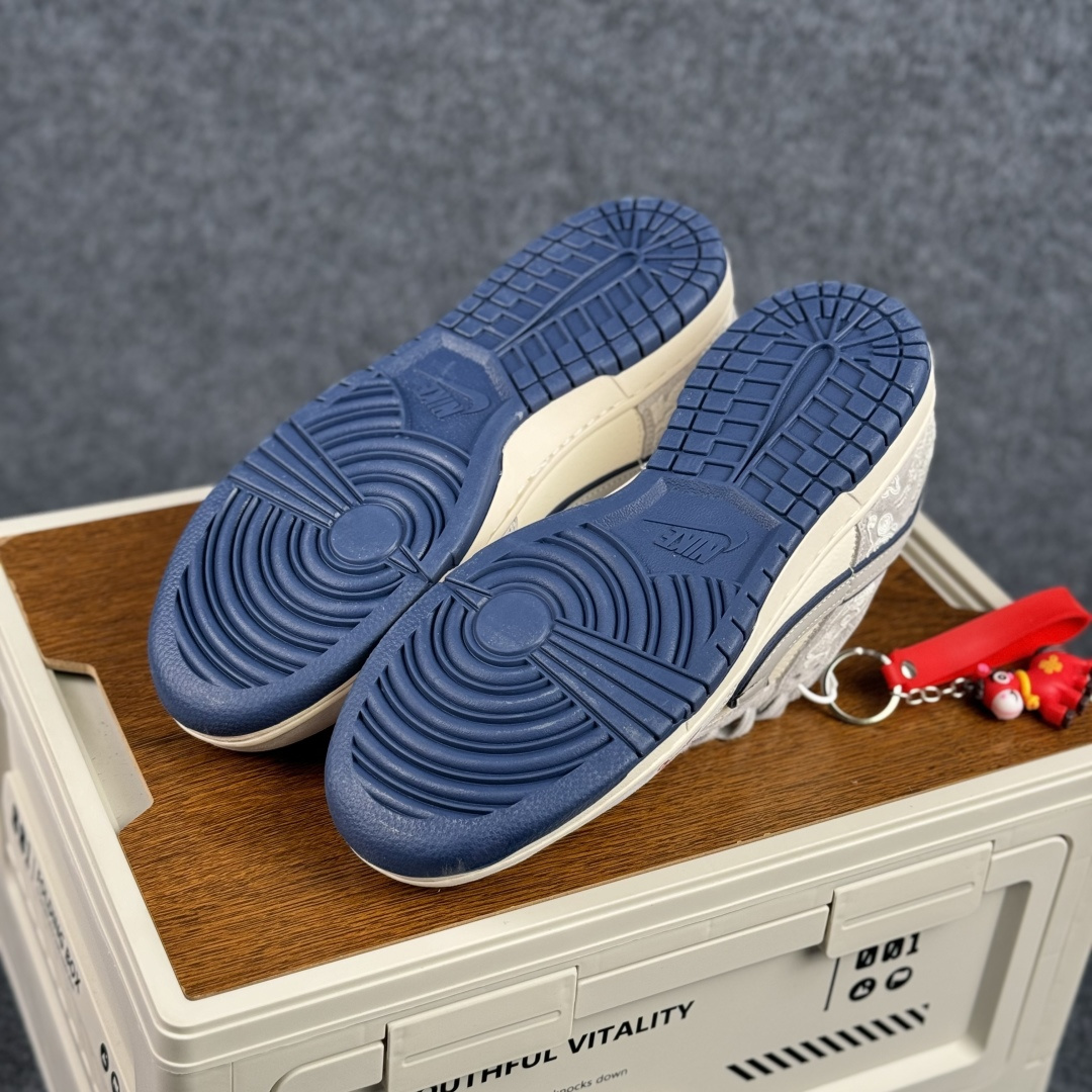 Nike Dunk Low 2026 丙午马年限定款 Swoosh 标识融入米白撞色的马形图案与火焰纹理 MY9969-901