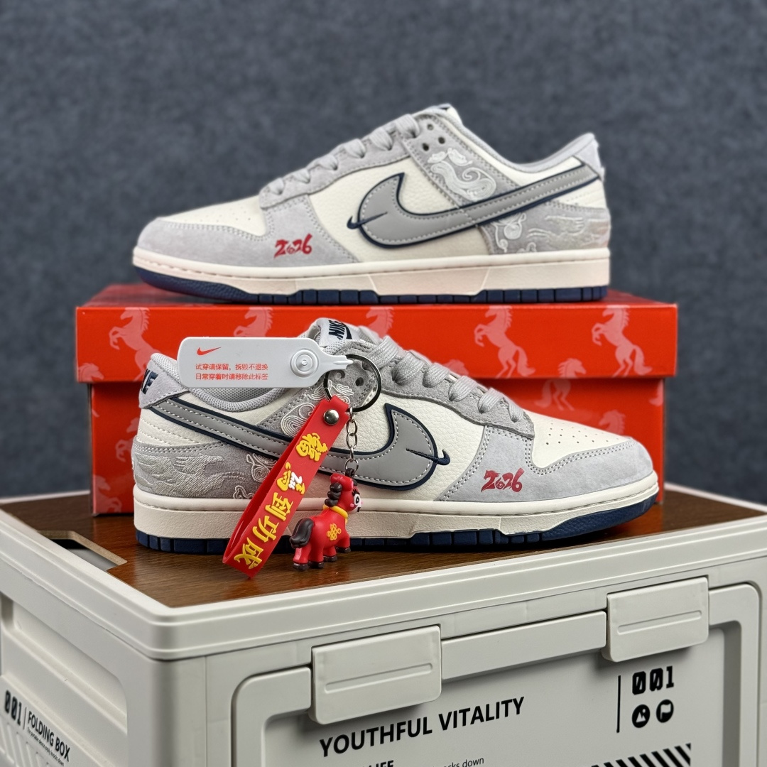 Nike Dunk Low 2026 丙午马年限定款 Swoosh 标识融入米白撞色的马形图案与火焰纹理 MY9969-901
