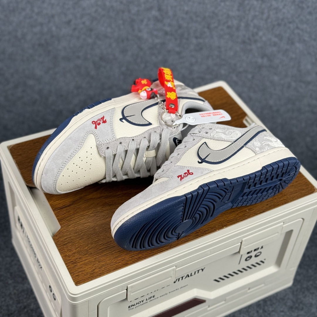 Nike Dunk Low 2026 丙午马年限定款 Swoosh 标识融入米白撞色的马形图案与火焰纹理 MY9969-901