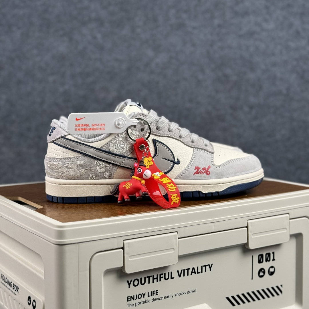 Nike Dunk Low 2026 丙午马年限定款 Swoosh 标识融入米白撞色的马形图案与火焰纹理 MY9969-901