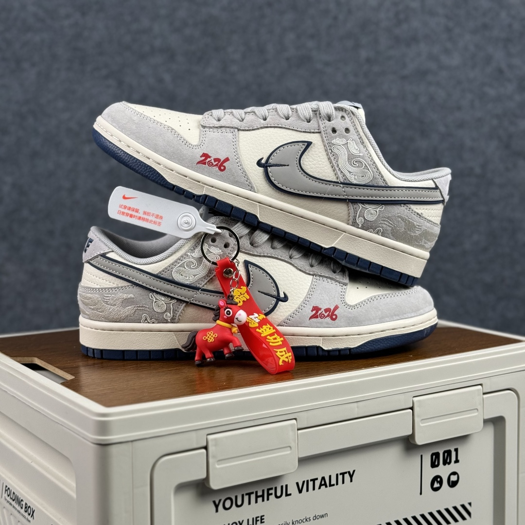 Nike Dunk Low 2026 丙午马年限定款 Swoosh 标识融入米白撞色的马形图案与火焰纹理 MY9969-901