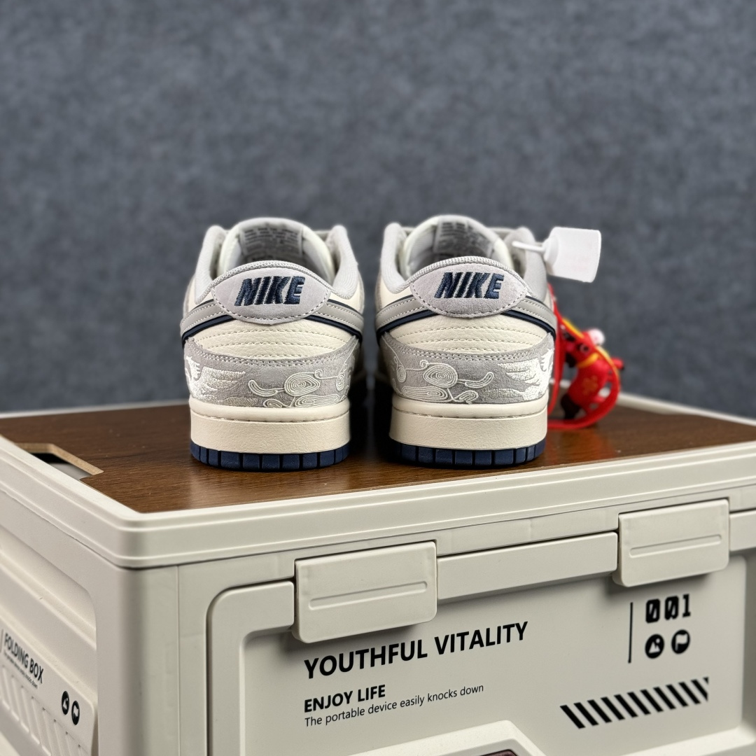 Nike Dunk Low 2026 丙午马年限定款 Swoosh 标识融入米白撞色的马形图案与火焰纹理 MY9969-901