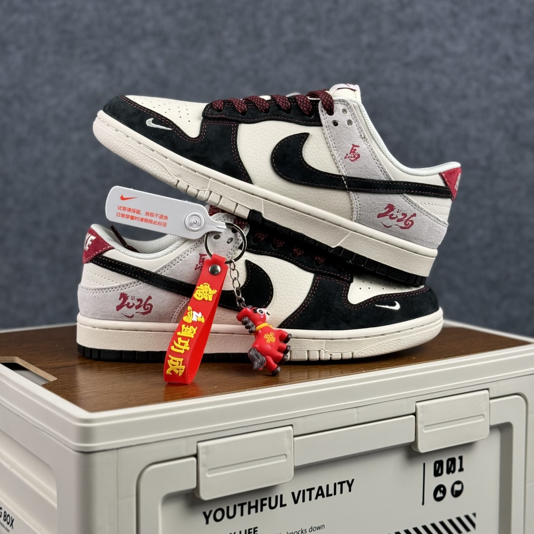 280 Nike Dunk Low 2026 丙午马年限定款 Swoosh 标识融入红金撞色的马形图案与火焰纹理 ZH2598-807-Chinese UA Cheap High Quatity Brand Clothes Bags handbags Sneakers wholesale wholesaler seller from China Factory suppliers Fashion Clothing Shoes best Quality Beautiful Price 280 Nike Dunk Low 2026 丙午马年限定款 Swoosh 标识融入红金撞色的马形图案与火焰纹理 ZH2598-807