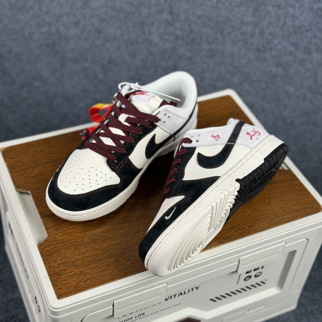 280 Nike Dunk Low 2026 丙午马年限定款 Swoosh 标识融入红金撞色的马形图案与火焰纹理 ZH2598-807-Chinese UA Cheap High Quatity Brand Clothes Bags handbags Sneakers wholesale wholesaler seller from China Factory suppliers Fashion Clothing Shoes best Quality Beautiful Price 280 Nike Dunk Low 2026 丙午马年限定款 Swoosh 标识融入红金撞色的马形图案与火焰纹理 ZH2598-807