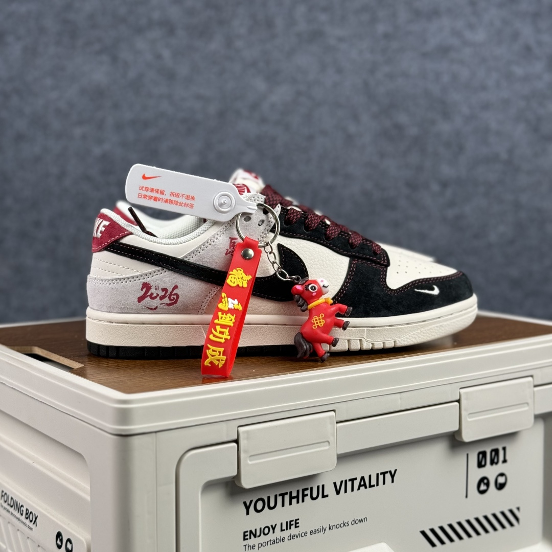 280 Nike Dunk Low 2026 丙午马年限定款 Swoosh 标识融入红金撞色的马形图案与火焰纹理 ZH2598-807-Chinese UA Cheap High Quatity Brand Clothes Bags handbags Sneakers wholesale wholesaler seller from China Factory suppliers Fashion Clothing Shoes best Quality Beautiful Price 280 Nike Dunk Low 2026 丙午马年限定款 Swoosh 标识融入红金撞色的马形图案与火焰纹理 ZH2598-807