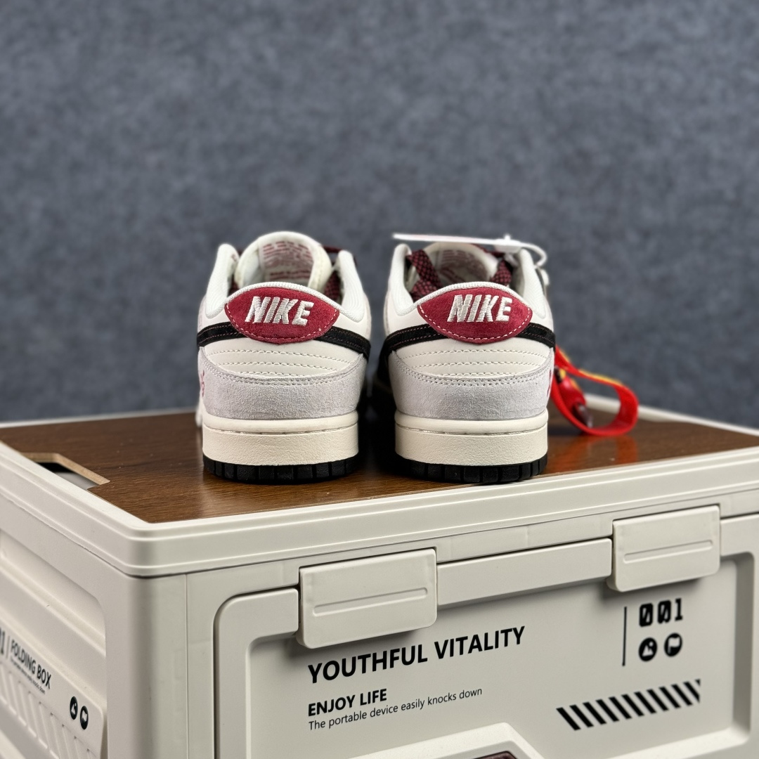 280 Nike Dunk Low 2026 丙午马年限定款 Swoosh 标识融入红金撞色的马形图案与火焰纹理 ZH2598-807-Chinese UA Cheap High Quatity Brand Clothes Bags handbags Sneakers wholesale wholesaler seller from China Factory suppliers Fashion Clothing Shoes best Quality Beautiful Price 280 Nike Dunk Low 2026 丙午马年限定款 Swoosh 标识融入红金撞色的马形图案与火焰纹理 ZH2598-807